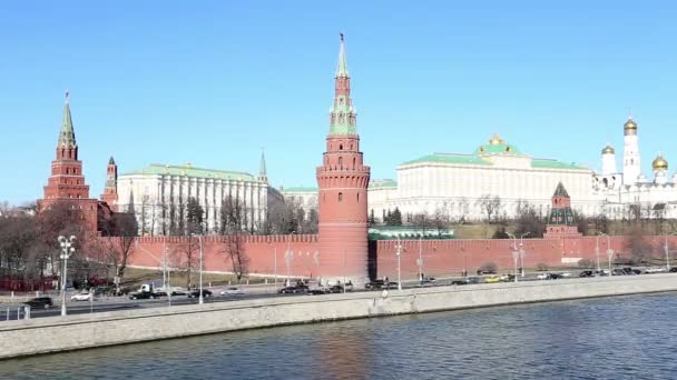 Ανάχωμα του ποταμού Μόσχοβα κοντά το Κρεμλίνο της Μόσχας και την καθημερινή κυκλοφορία, Μόσχα, Ρωσία — Αρχείο Βίντεο