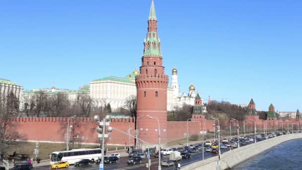 Embankment do rio Moskva perto do Kremlin de Moscou e o tráfego diário, Moscou, Rússia — Vídeo de Stock