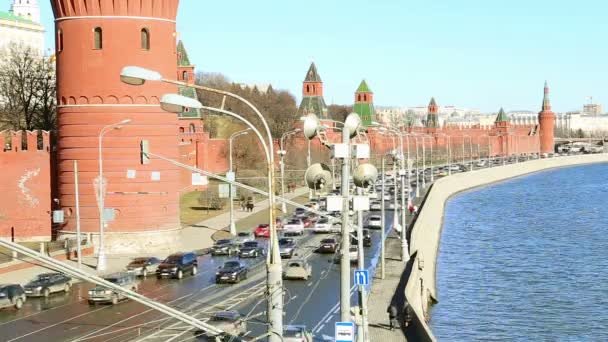 Embankment de la rivière Moskva près du Kremlin de Moscou et le trafic quotidien, Moscou, Russie — Video