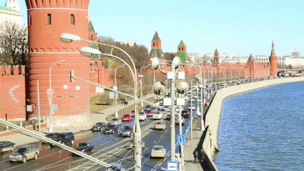 Setin Moskova Nehri yakınında Moskova kremlin ve günlük trafik, moscow, Rusya Federasyonu — Stok video