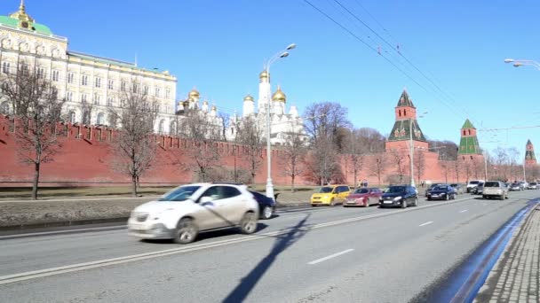 Embankment del río Moskva cerca del Kremlin de Moscú y el tráfico diario, Moscú, Rusia — Vídeos de Stock