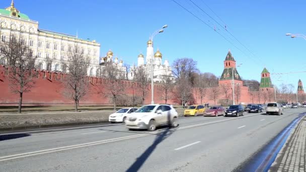 Embankment del río Moskva cerca del Kremlin de Moscú y el tráfico diario, Moscú, Rusia — Vídeo de stock
