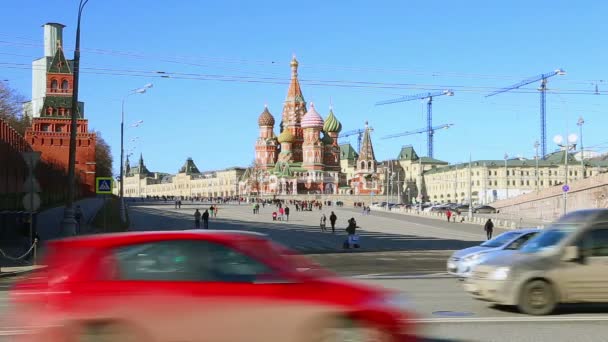 Setin Moskova Nehri yakınında Moskova kremlin ve günlük trafik, moscow, Rusya Federasyonu — Stok video