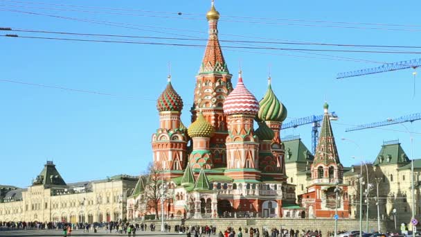 モスクワのクレムリンと毎日のトラフィック、モスクワ、ロシアの近くモスクワ川の堤防 — ストック動画