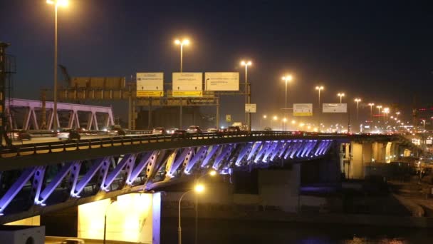 夜、ロシアのモスクワ市橋 — ストック動画