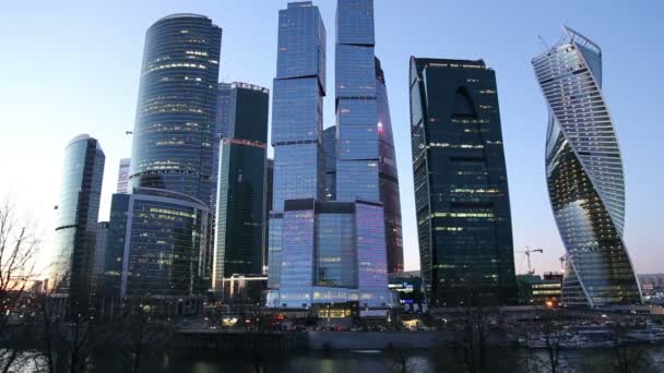 Moscow, Rusland - 18 maart 2015: wolkenkrabbers International Business Center (stad) in de nacht, Moskou, Rusland — Stockvideo