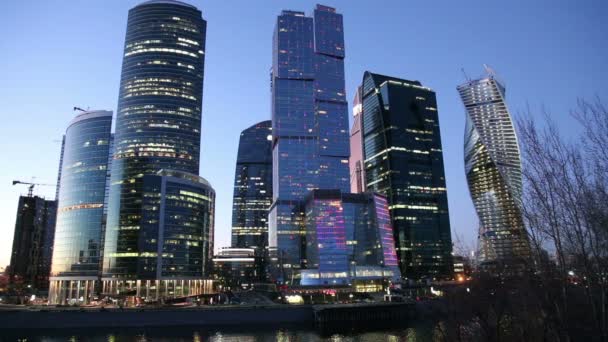 Moscow, Rusland - 18 maart 2015: wolkenkrabbers International Business Center (stad) in de nacht, Moskou, Rusland — Stockvideo