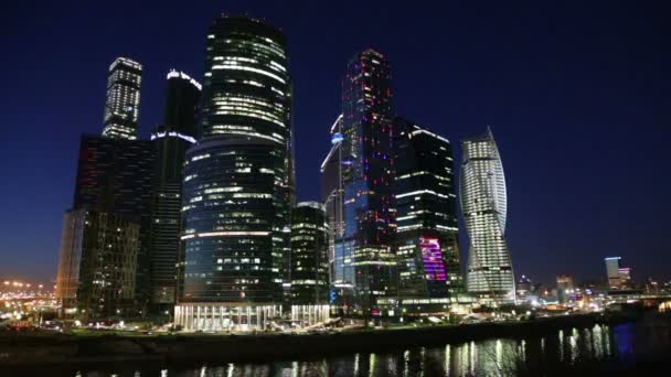 Moskova, Rusya - 18 Mart 2015: gökdelenler Uluslararası İş Merkezi (şehir), gece, Moskova, Rusya Federasyonu — Stok video