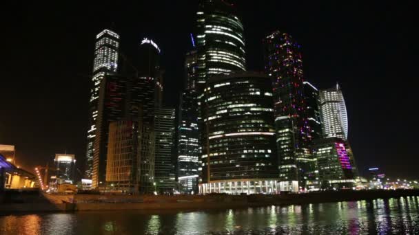 Москва, Росія — 18 березня 2015: хмарочоси Міжнародний бізнес-центр (місто) в нічний час, Москва, Росія — стокове відео