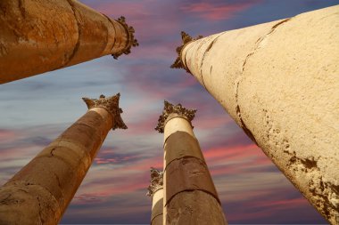 rzymskie kolumny w Jordanii miasta jerash (Gerazie starożytności), stolica i największe miasto guberni jerash, jordan