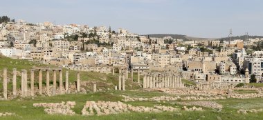 Gerasa Roma şehir ve modern Jerash (arka planda), Jordan