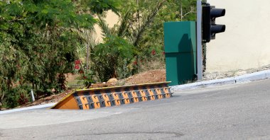 Araba bariyer (barikat) üzerinde yol