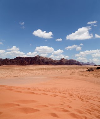 Wadi Rum çöl olarak da bilinen The Valley ayın Güney Jordan kumtaşı ve granit kayaya oyulmuş bir vadi olduğunu.