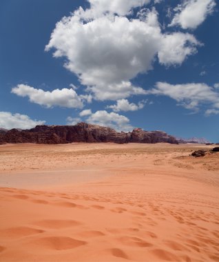 Wadi Rum çöl olarak da bilinen The Valley ayın Güney Jordan kumtaşı ve granit kayaya oyulmuş bir vadi olduğunu.