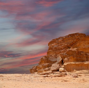 Wadi Rum çöl olarak da bilinen The Valley ayın Güney Jordan kumtaşı ve granit kayaya oyulmuş bir vadi olduğunu.