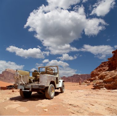 Wadi Rum çöl, Jordan.April 10, 2014. Wadi Rum çölde araba
