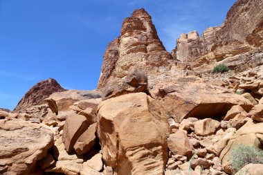 Wadi Rum çöl dağlar olarak da bilinen The Valley ayın Güney Jordan kumtaşı ve granit kayaya oyulmuş bir vadi olduğunu.