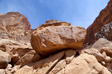 Wadi Rum çöl dağlar olarak da bilinen The Valley ayın Güney Jordan kumtaşı ve granit kayaya oyulmuş bir vadi olduğunu.