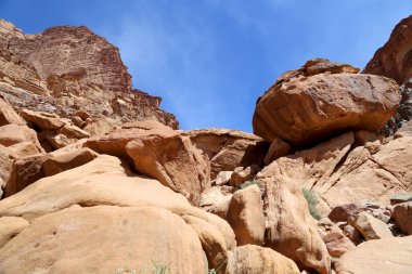 Wadi Rum çöl dağlar olarak da bilinen The Valley ayın Güney Jordan kumtaşı ve granit kayaya oyulmuş bir vadi olduğunu.