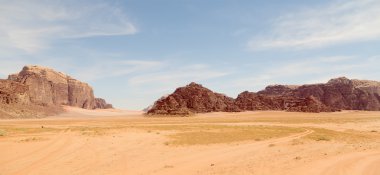 Wadi Rum çöl olarak da bilinen The Valley ayın Güney Jordan kumtaşı ve granit kayaya oyulmuş bir vadi olduğunu.