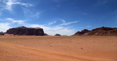 Wadi Rum çöl olarak da bilinen The Valley ayın Güney Jordan kumtaşı ve granit kayaya oyulmuş bir vadi olduğunu.