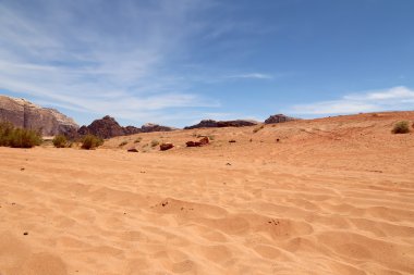 Wadi Rum çöl olarak da bilinen The Valley ayın Güney Jordan kumtaşı ve granit kayaya oyulmuş bir vadi olduğunu.