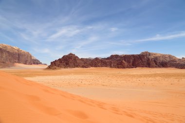 Wadi Rum çöl olarak da bilinen The Valley ayın Güney Jordan kumtaşı ve granit kayaya oyulmuş bir vadi olduğunu.