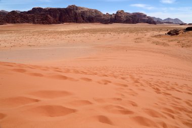 Wadi Rum çöl olarak da bilinen The Valley ayın Güney Jordan kumtaşı ve granit kayaya oyulmuş bir vadi olduğunu.