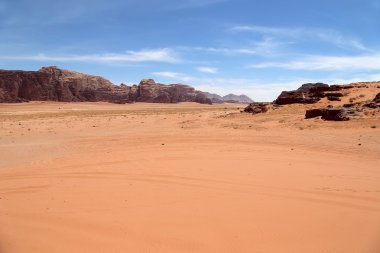 Wadi Rum çöl olarak da bilinen The Valley ayın Güney Jordan kumtaşı ve granit kayaya oyulmuş bir vadi olduğunu.