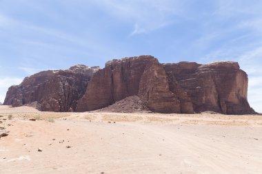 Wadi Rum çöl olarak da bilinen The Valley ayın Güney Jordan kumtaşı ve granit kayaya oyulmuş bir vadi olduğunu.
