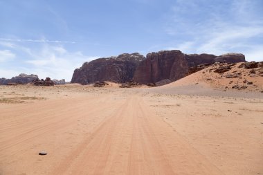 Wadi Rum çöl olarak da bilinen The Valley ayın Güney Jordan kumtaşı ve granit kayaya oyulmuş bir vadi olduğunu.