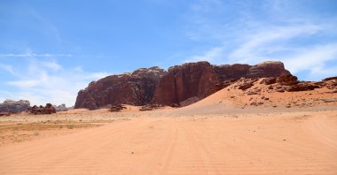 Wadi Rum çöl olarak da bilinen The Valley ayın Güney Jordan kumtaşı ve granit kayaya oyulmuş bir vadi olduğunu.