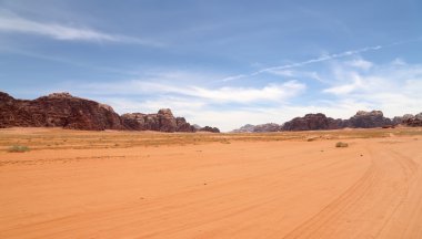 Wadi Rum çöl olarak da bilinen The Valley ayın Güney Jordan kumtaşı ve granit kayaya oyulmuş bir vadi olduğunu.