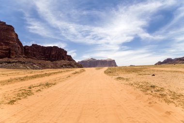 Wadi Rum çöl olarak da bilinen The Valley ayın Güney Jordan kumtaşı ve granit kayaya oyulmuş bir vadi olduğunu.