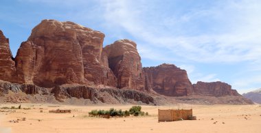 Wadi Rum çöl olarak da bilinen The Valley ayın Güney Jordan kumtaşı ve granit kayaya oyulmuş bir vadi olduğunu.