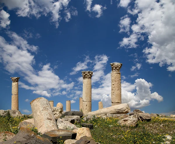 ローマの遺跡で um Qais (um Qays)-北部 Jordan ゲラサの古代町の現場近くにある町です — ストック写真