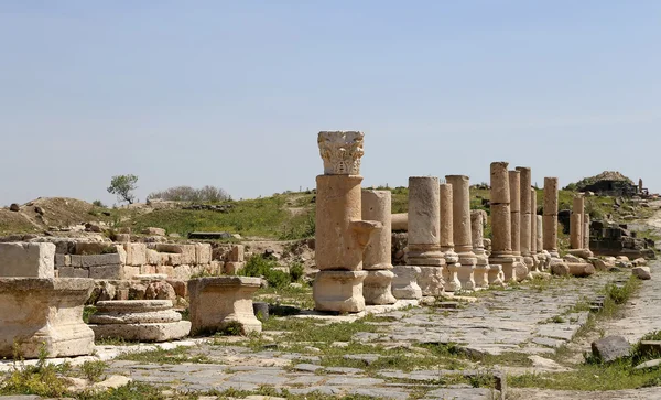 Romeinse ruïnes op Umm Qais (Umm Qhays)--is een plaats (town) in de noordelijke Jordan in de buurt van de site van de oude stad van Gadara — Stockfoto