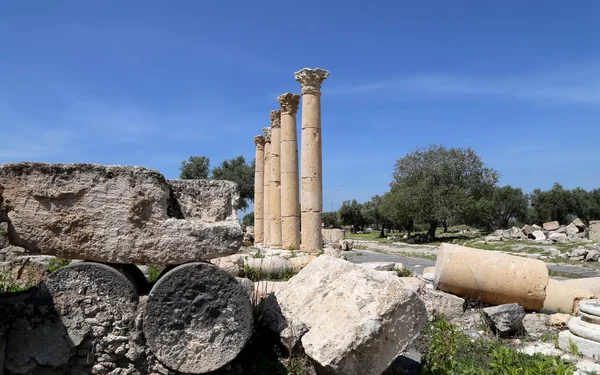 Ruines romaines à Umm Qais (Umm Qays) est une ville dans le nord de la Jordanie près du site de l'ancienne ville de Gadara — Photo