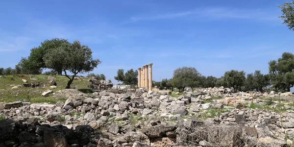 Ruines romaines à Umm Qais (Umm Qays) est une ville dans le nord de la Jordanie près du site de l'ancienne ville de Gadara — Photo