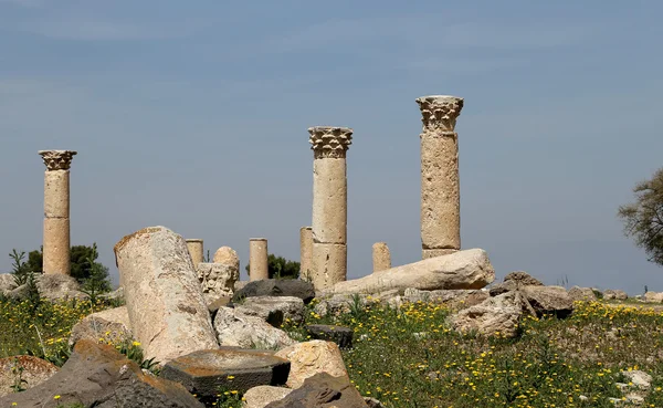 Romeinse ruïnes op Umm Qais (Umm Qhays)--is een plaats (town) in de noordelijke Jordan in de buurt van de site van de oude stad van Gadara — Stockfoto