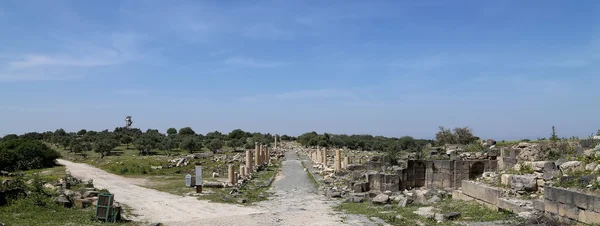 Ruines romaines à Umm Qais (Umm Qays) est une ville dans le nord de la Jordanie près du site de l'ancienne ville de Gadara — Photo