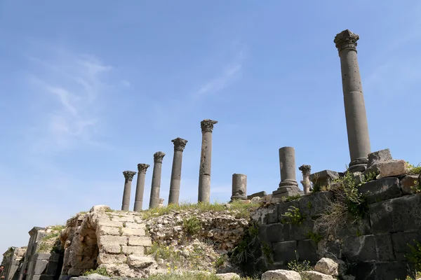 罗马废墟在 um 伊斯 (um Qays) — — 是北部 Jordan Gadara 古代镇附近的一个镇 — 图库照片