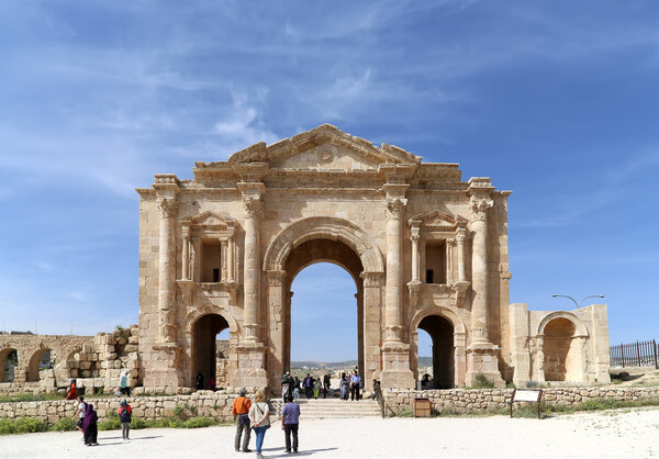 GERASA (JERASH), Джордан. 05 апреля 2014 года: Арка Адриана в Герасе (Джераш) - была построена в честь визита императора Адриана в Джераш в 129-130 годах н.э., Иордания
