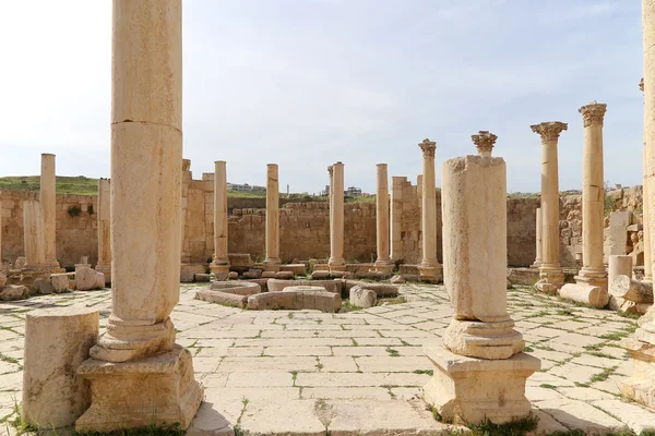 Colunas romanas na cidade jordaniana de Jerash (Gerasa da Antiguidade), capital e maior cidade de Jerash Governorate, Jordânia — Fotografia de Stock