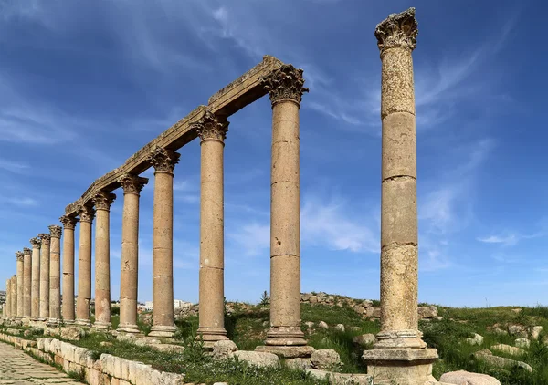 Romerska pelare i den jordanska staden jerash (gerasa av antiken), huvudstad och största stad guvernement jerash, Jordanien — Stockfoto