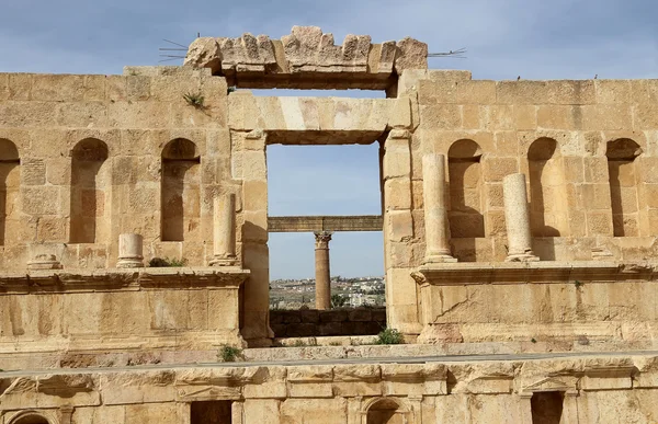 Ruinas romanas en la ciudad jordana de Jerash (Gerasa de la Antigüedad), capital y ciudad más grande de la gobernación de Jerash, Jordania — Foto de Stock