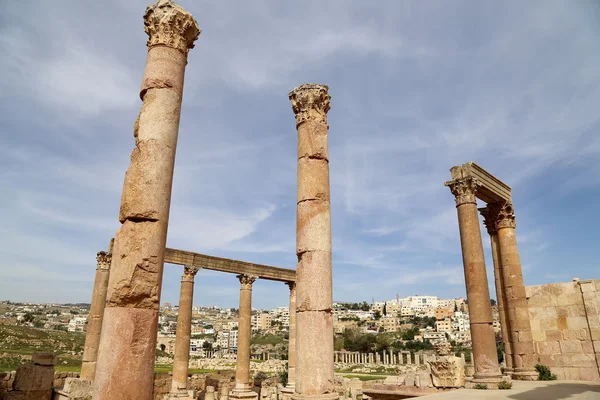 Římské sloupce v jordánské město jerash (gerasa antiky), hlavní a největší město jerash governorate, Jordánsko — Stock fotografie