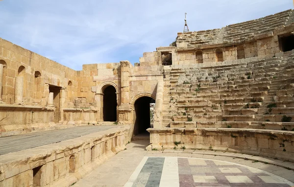 Anfiteatro en Jerash (Gerasa de la Antigüedad), capital y ciudad más grande de Jerash Governorate, Jordania — Foto de Stock