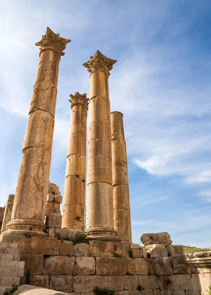 Roman Columns in the Jordanian city of Jerash (Gerasa of Antiquity), capital and largest city of Jerash Governorate, Jordan — Stock Photo, Image