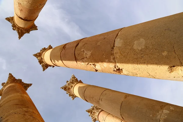 Římské sloupce v jordánské město jerash (gerasa antiky), hlavní a největší město jerash governorate, Jordánsko — Stock fotografie